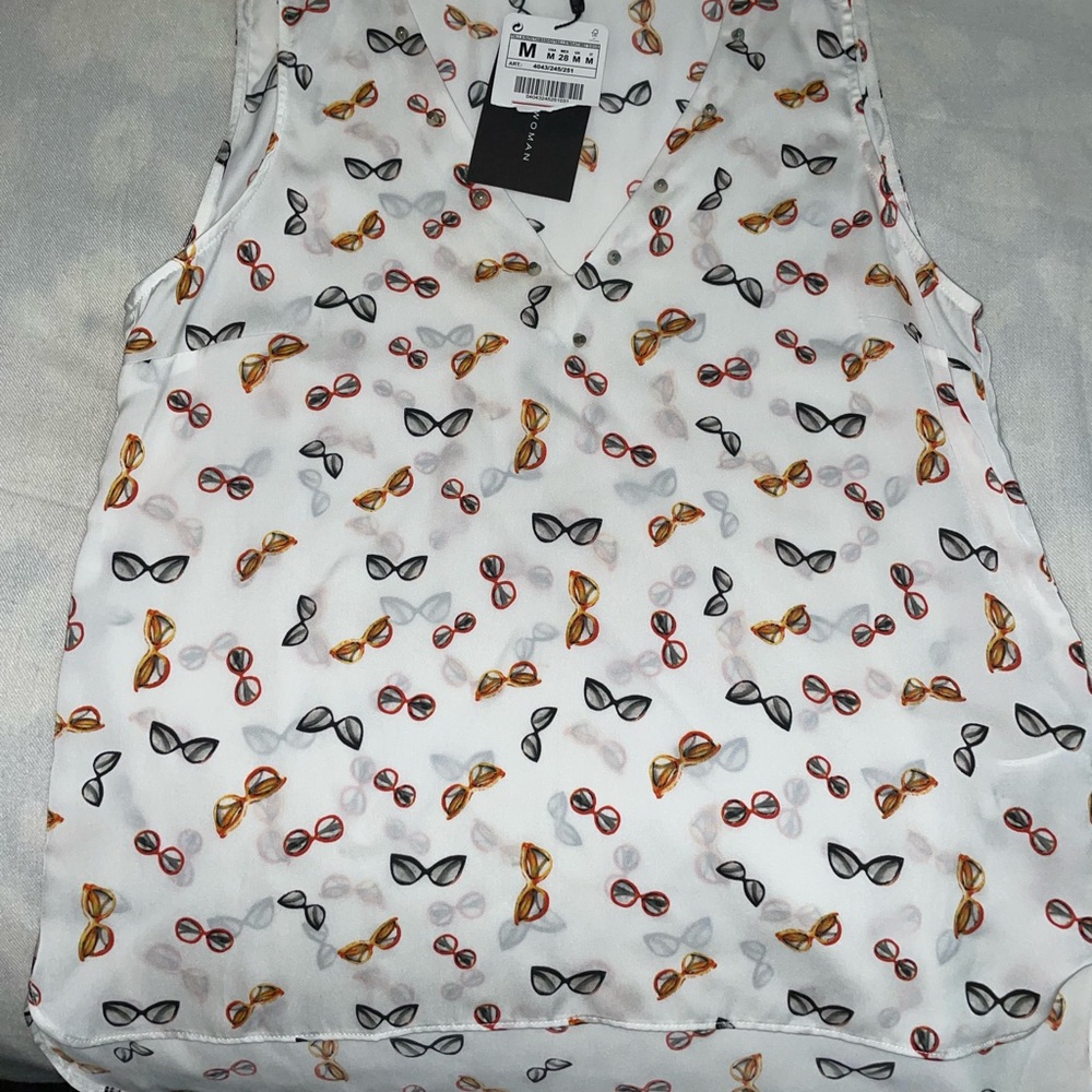 Woman’s Zara sleeveless top